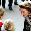 Dronning Sonja with children outside the Norwegian Seamen's Church  (Photo: Sigrid Thorbjørnsen)